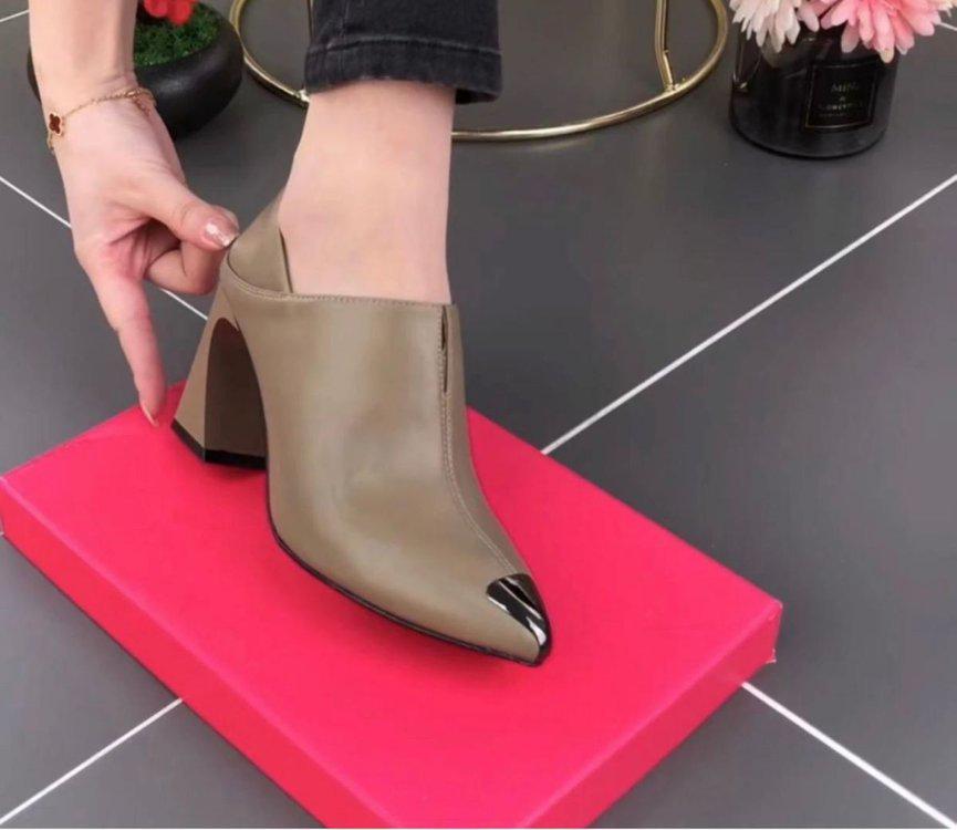 Dámské boty z měkké kůže na robustním středním podpatku se špičatou špičkou, jaro/léto 2025