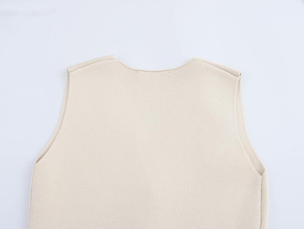 2025 Spring/Summer Women's Slim Fit V-Neck Knit Vest with Button Decoration