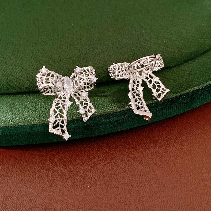 Super Shiny Hollow Bow Ear Cuff - Luxurious, Irregular Fashion Earrings for Women