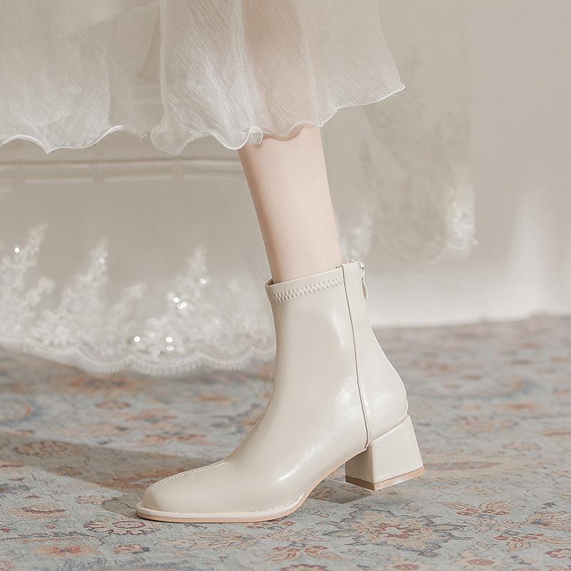 Stiefel mit grobem Absatz für Damen, Herbst und Winter 2025, neues Internet-Berühmtheits-Explosionsmodell, vielseitig, schlicht, eckige Spitze, hoher Absatz, dünn, elastisch, kurzer Stiefel