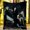 1 Stück The Vampire Diaries 4 Thema Weiche Flanell-Kuscheldecke - Digitaldruck, Polyester, Gemütlich für alle Jahreszeiten, Perfekt für draußen und Reisen