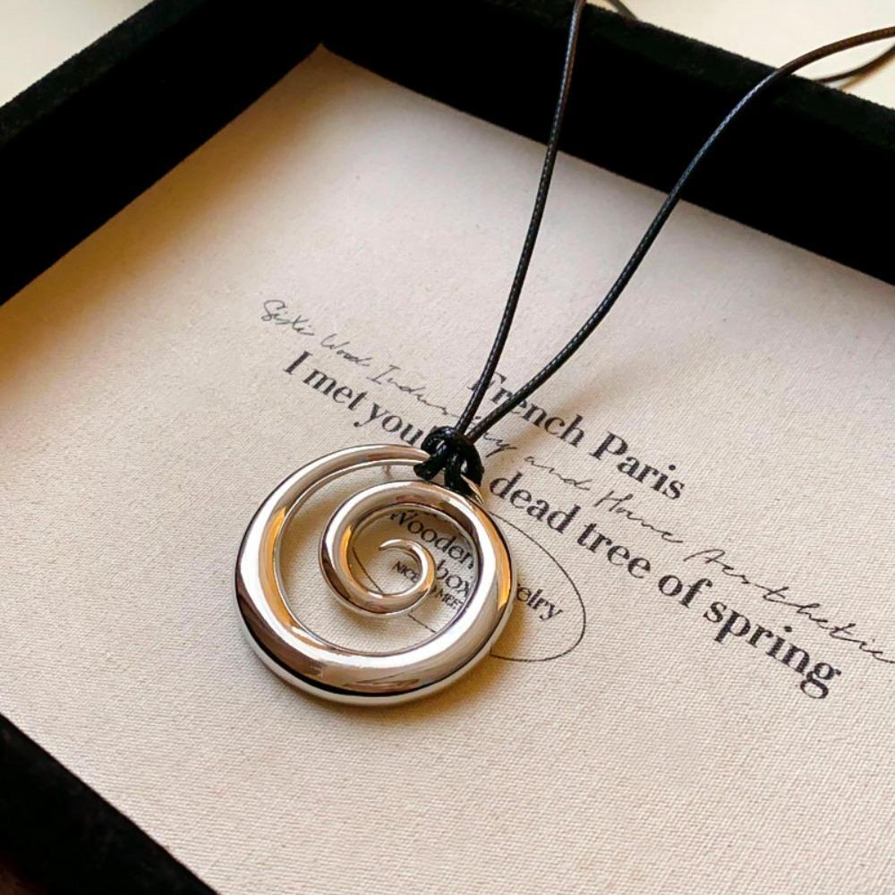 

Metal Pendant Necklace Oval Pendant Women Gifts Fashion Thin Chain Birthday Gift срібний