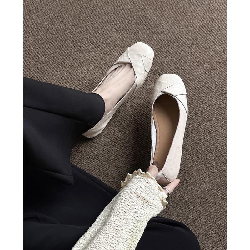 Opera girl~! French temperament flat-bottomed ballet shoes women's comfortable round head soft leather light mouth commuting shoes