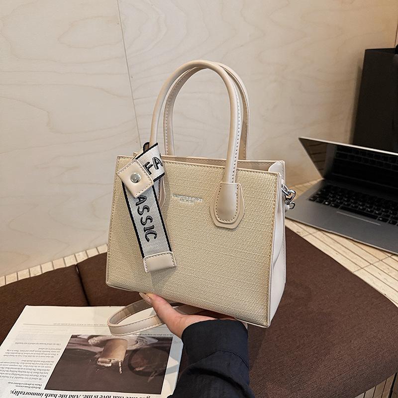 

Премиальный сенс простой портативный маленькая сумка модная новая женская сумка для通勤 универсальная на плечо мессенджер