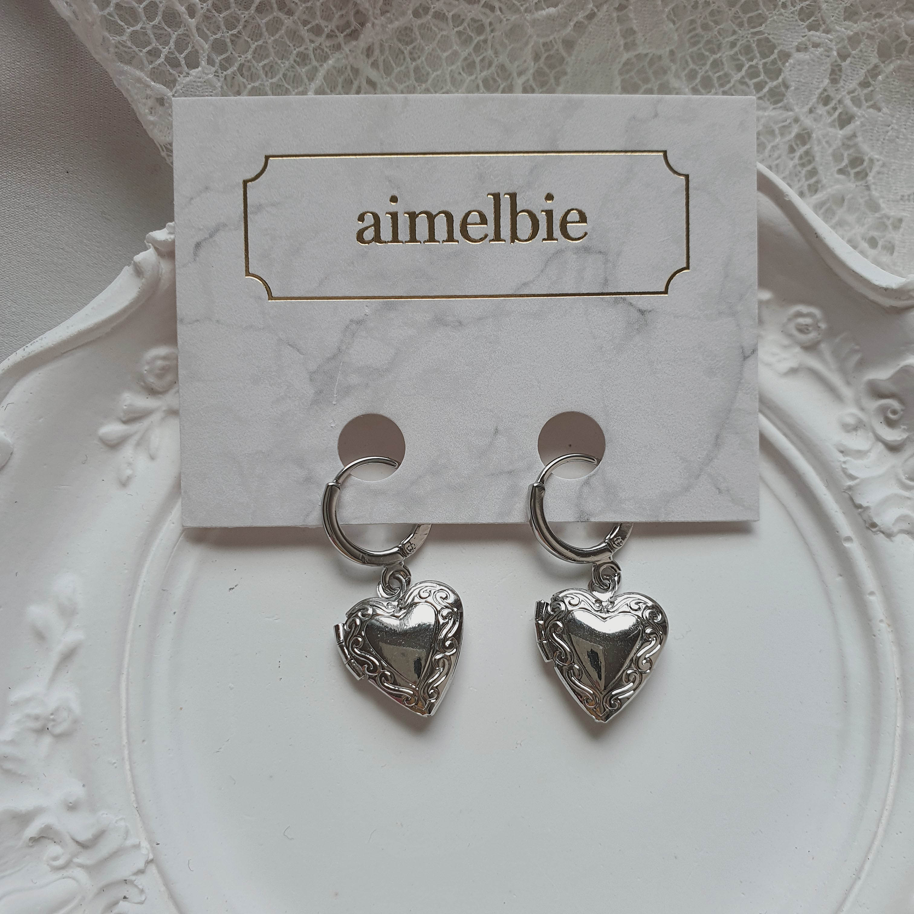 

Серьги Huggies с медальоном в виде сердца в винтажном стиле - серебряный цвет (STAYC Иса Серьги)