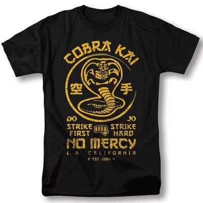 Camiseta de la Serie Cobra Kai Golpea Primero Golpea Fuerte Sin Piedad Camiseta Gráfica Vintage Estampado Negro Amarillo Camisa de Verano para Hombres Mujeres