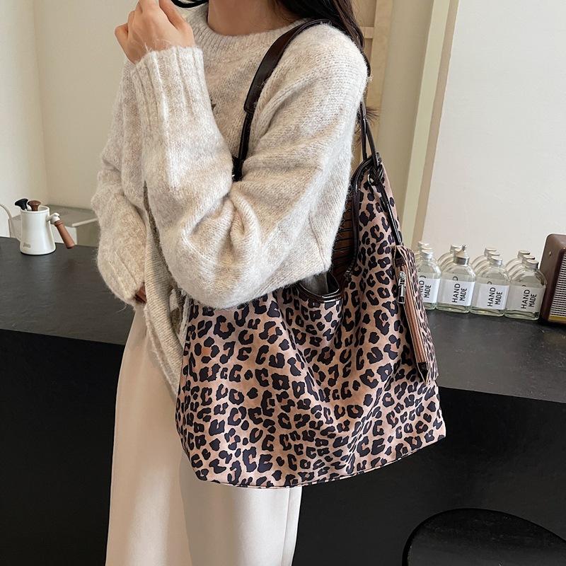 

Fashion leopard print plaid nylon bag large capacity shoulder bag literary versatile lazy style casual bag messenger bag 40*14*40