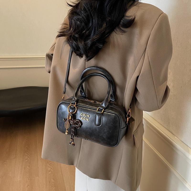 This year, the popular small bag women's versatile 2025 new fashion shoulder messenger bag retro portable pillow bag