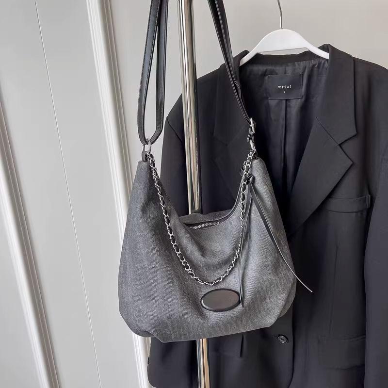 

Simple and large-capacity pleated cloud bag messenger bag women s 2025 new fashion versatile commuter shoulder bag holder