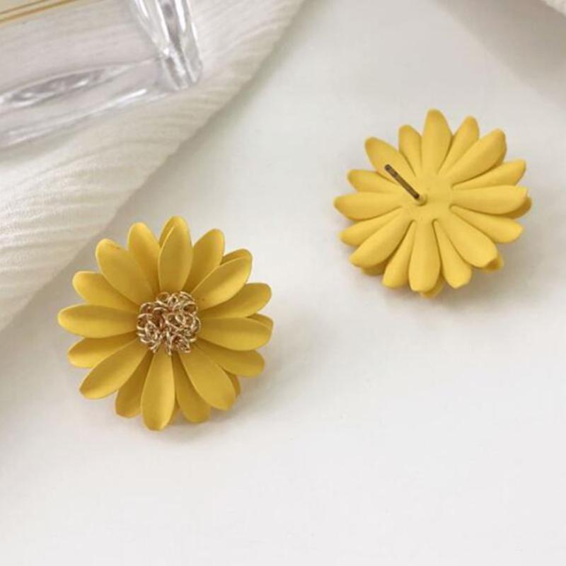 Satın alın 1 Pair Earrings Color Chrysanthemum Flower Stud Earring Simple Sweet Pastoral Style