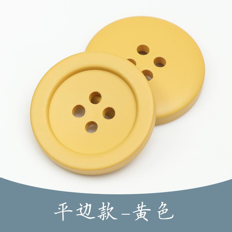 Svarta trenchcoat med hartsknappar, kostymimitation, hornknappar, färgade fyröglade knappar i exklusivt ullmönster