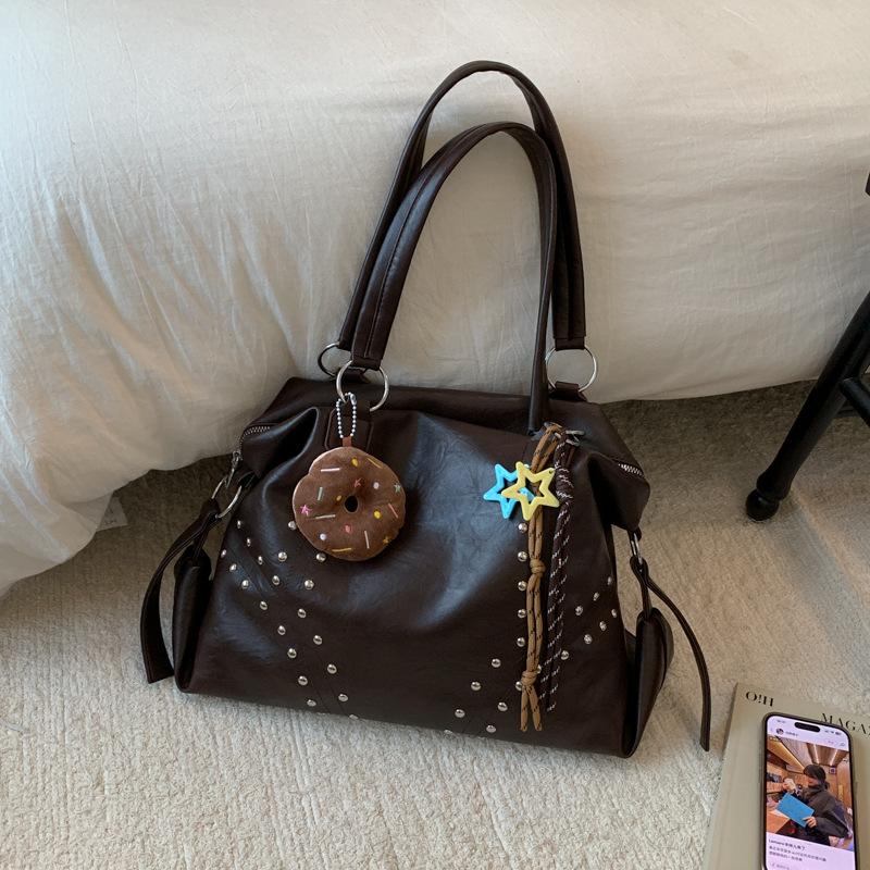 

2025 Новая Мода Сумка на Плечо с Заклепками Большая Вместимость Сумка-Тоут Женская Премиальная Повседневная Универсальная Сумка для Поездок Под Мышку Without pendant