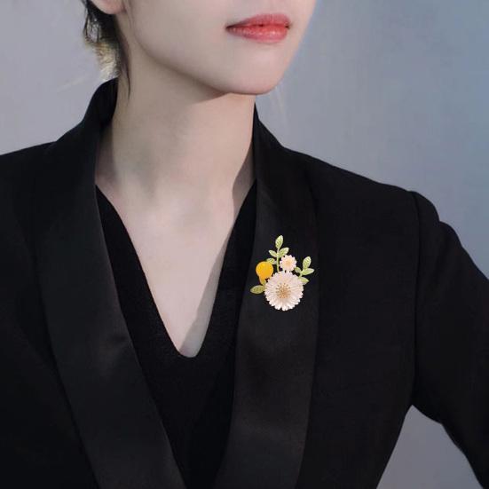 Women Brooch Bead Leaf Chrysanthemum Design Lapel Pin Non-Slip Buckle Scarf Badge Clothing Bags Accessories