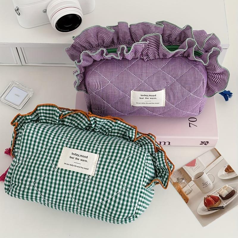 Lace checkered makeup bag, Ins minimalist niche style, high-value large-capacity cosmetic pouch, portable for travel and daily use.