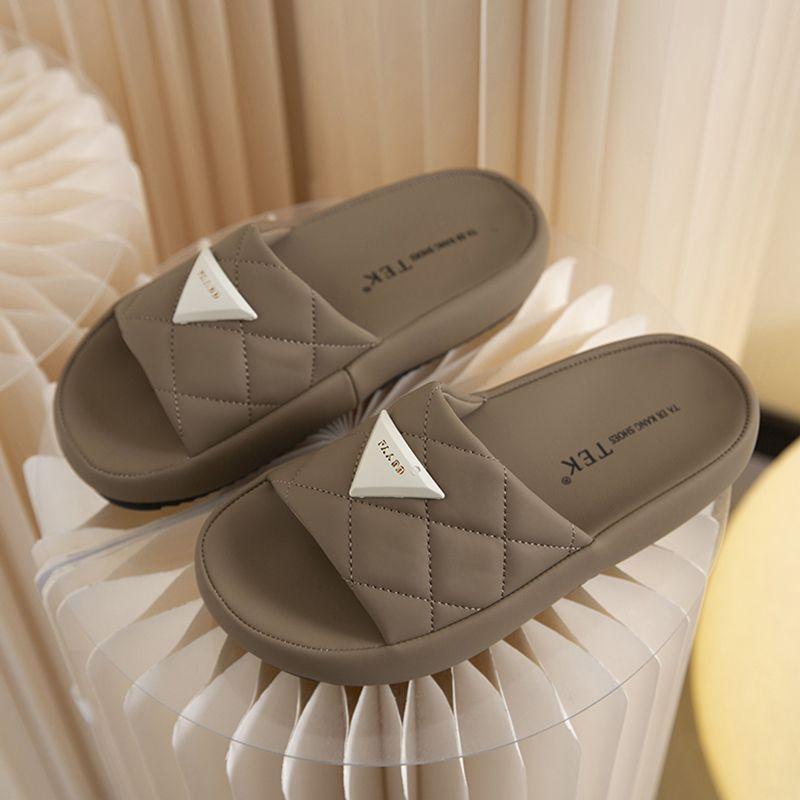 

Наступая на дерьмовые тапочки женские летние новые высококлассный дизайн мягкая подошва нескользящие толстая подошва приморский пляж крутые тапочки 40