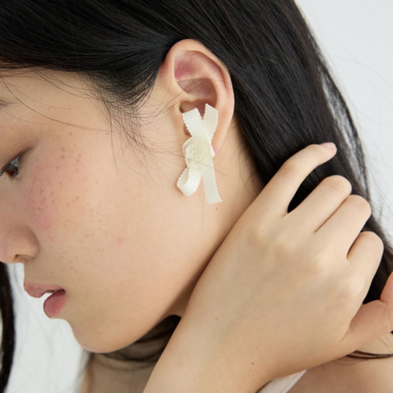 LOVUEE Frosted Rose Earrings with Cream Color Bow Details