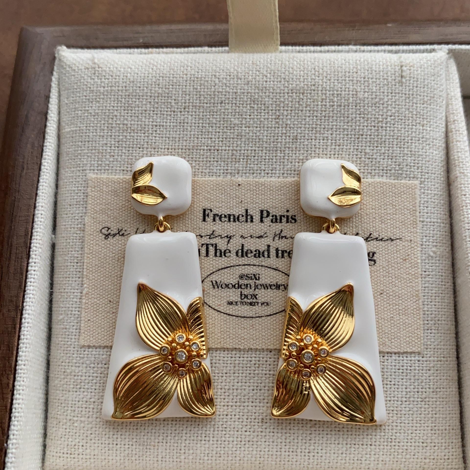 

Retro trapezoidal enamel block flower stud earrings, unique oil painting texture earrings, high-end elegant earrings.