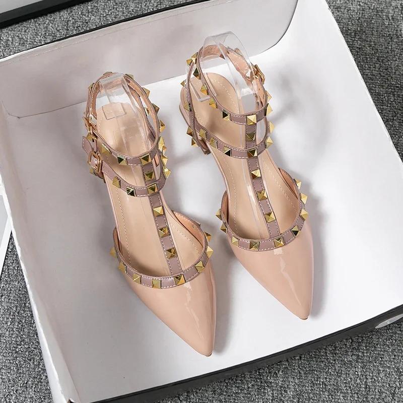 Sandalias de tacón alto para mujer Soleist Verano Diseño de marca de moda Clavo remachado puntiagudo Zapatos casuales rojos Talla grande 41-43
