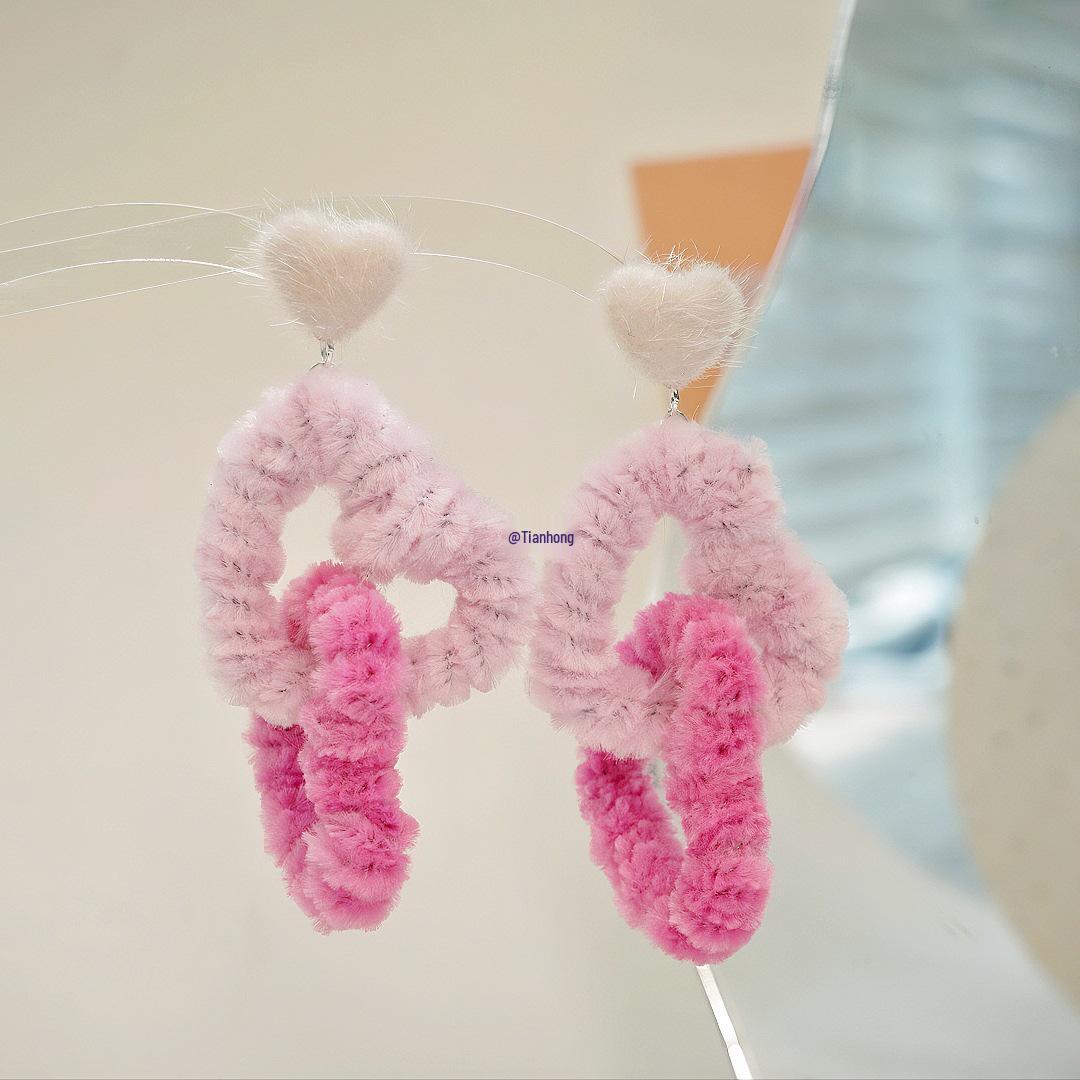 

Barbie Pink Heart Earrings: Trendy Sweet & Spicy Niche Girly Ear Clips Double Pink Spiral Ear Clips