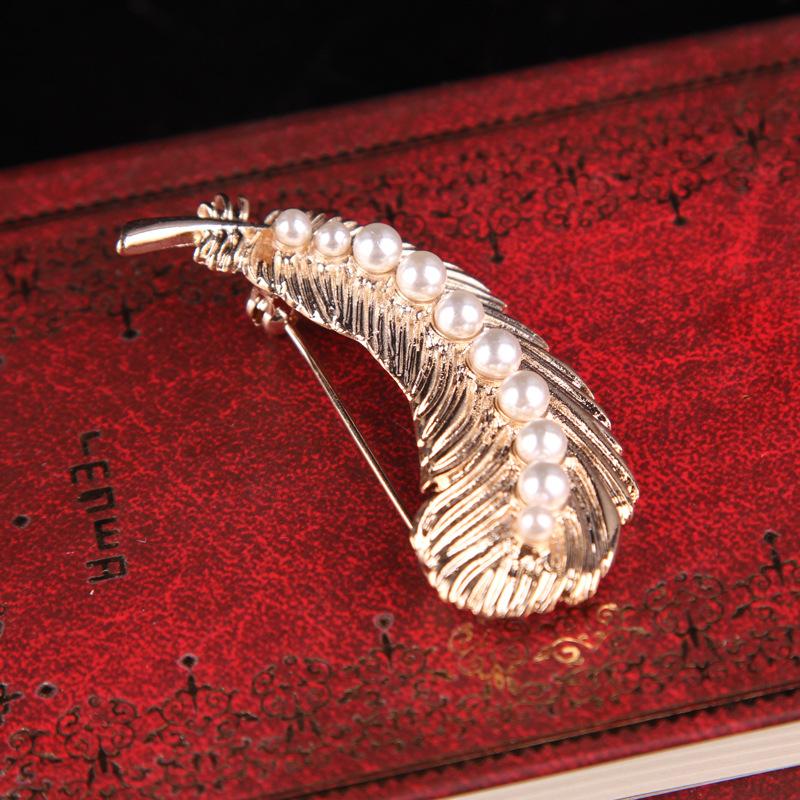 Court Style Gold Pearl Feather Brooch Temperament Retro Pin for Women's Peplum Accessory Exquisite Long-Lasting Color Fashion BFF Gift Jewelry