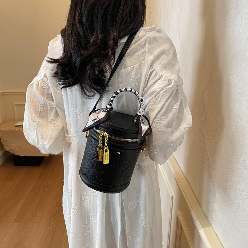 Niche design bag women's spring summer 2025 new fashion shoulder messenger bag unique portable mini bucket bag