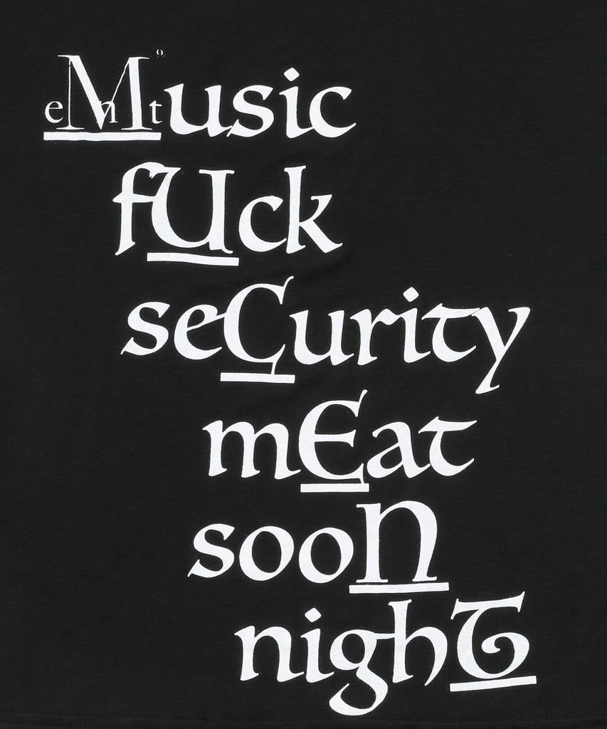 MUCENT Typer Lettering U-Neck Long Sleeve Tee