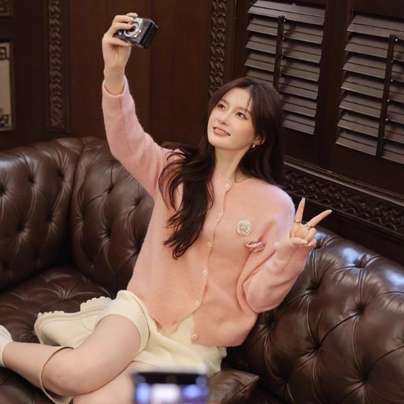 Temperamentvoller, sanfter Rundhals-Blumen-Cardigan für Damen, weiß, vielseitiger kurzer Herbst- und Winterpullover, einreihige Strickjacke, warm