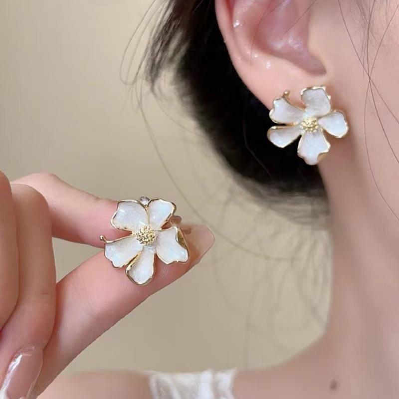 Sweet Flower Stud Earrings for Women Vintage Metal Ear Stud Girls Fashion White Enamel Earring Party Wedding Jewelry