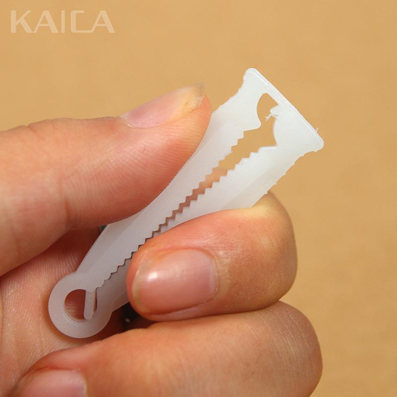 Disposable Piglet Umbilical Cord Clip & Protector for Veterinary Use