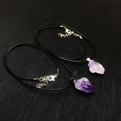 Natürlicher Amethyst Anhänger Halskette Roher Kristallstein Halskette Verstellbares Band Handgefertigter Schmuck für Frauen Einzigartiges Rohes Edelstein Accessoire