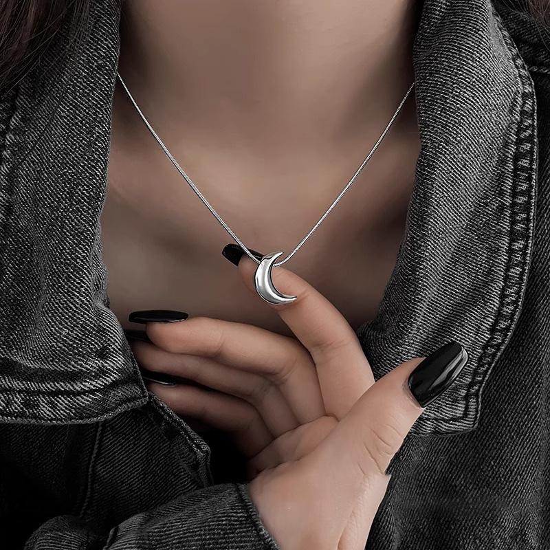 Trendy Crescent Moon Necklace - Versatile and Stylish Women's Sweatshirt Clavicle Chain