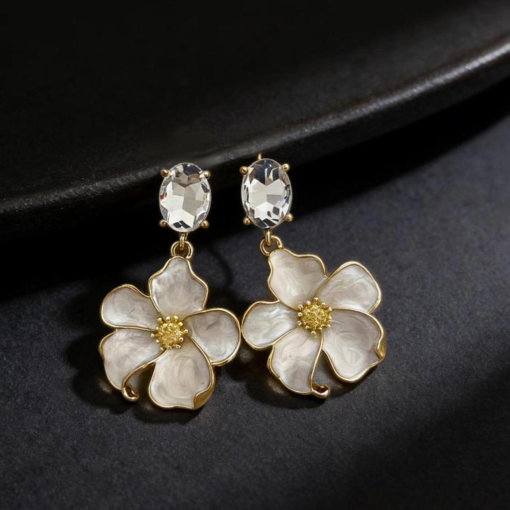 French Retro Drip Oil Rhinestone Flower Stud Earrings: Sweet and Luxurious Accessories for Women