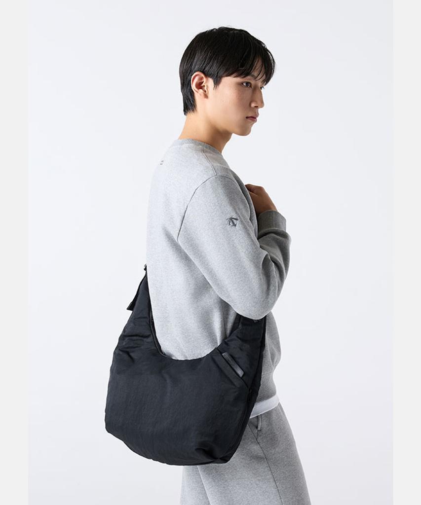 Descente Large Lightweight Hobo Bag Black (Sq323Ubg7A)