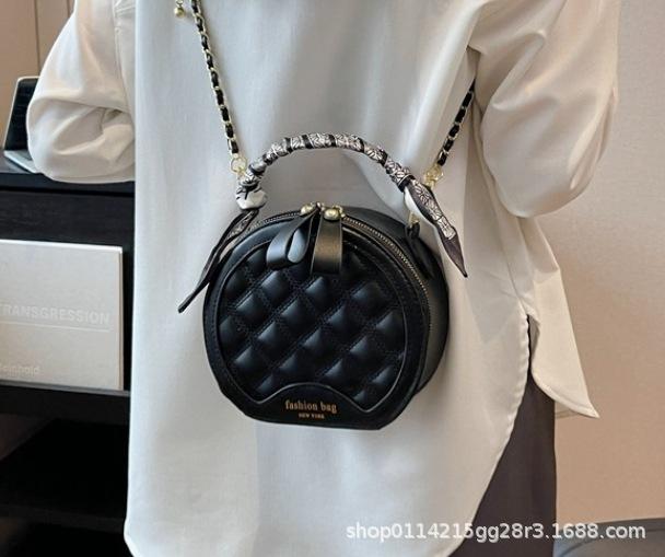 Popularne są haftowane torebki pod pachę w romby, łańcuszkowe torebki crossbody i małe okrągłe torebki do ręki.