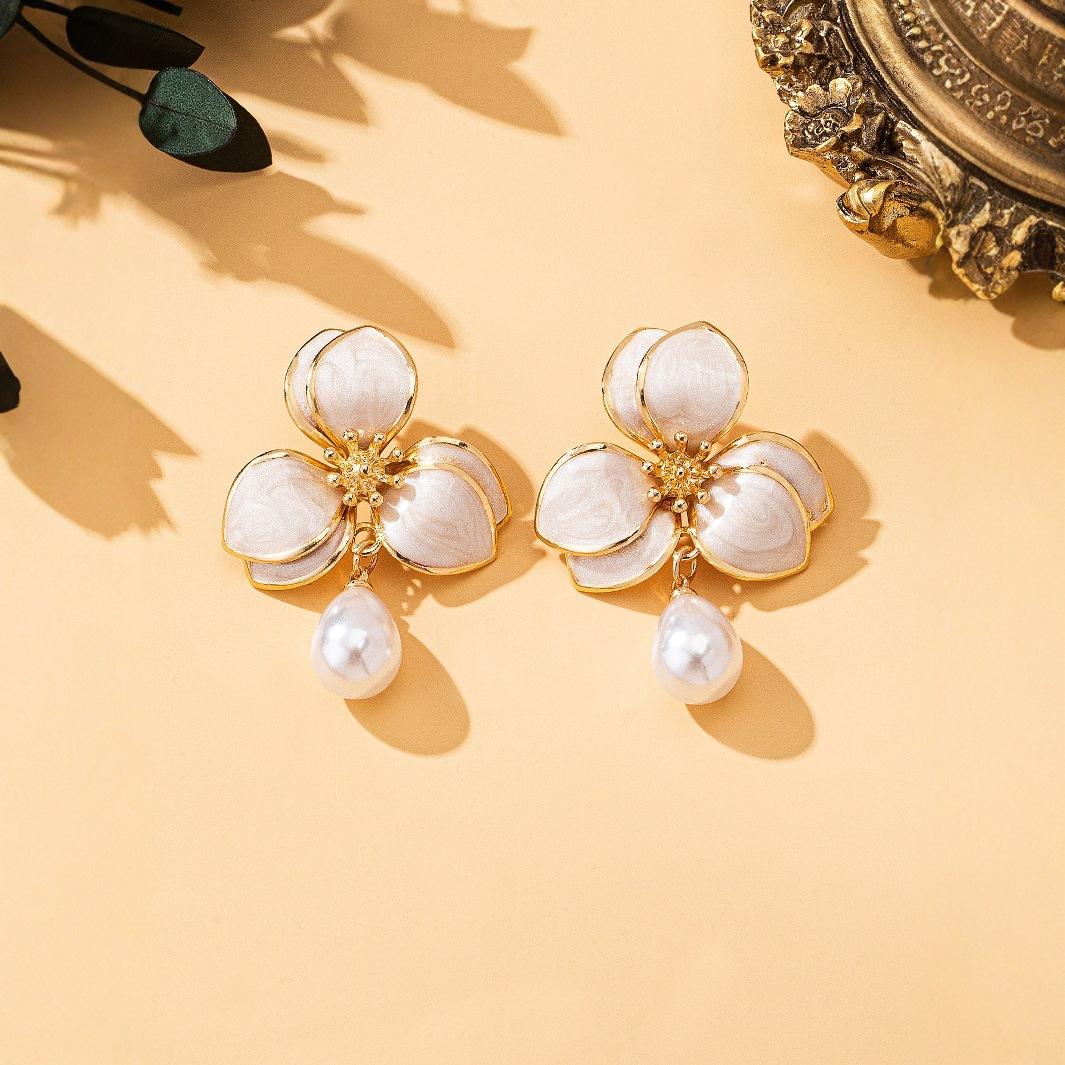 

Модные серьги-подвески для женщин белый