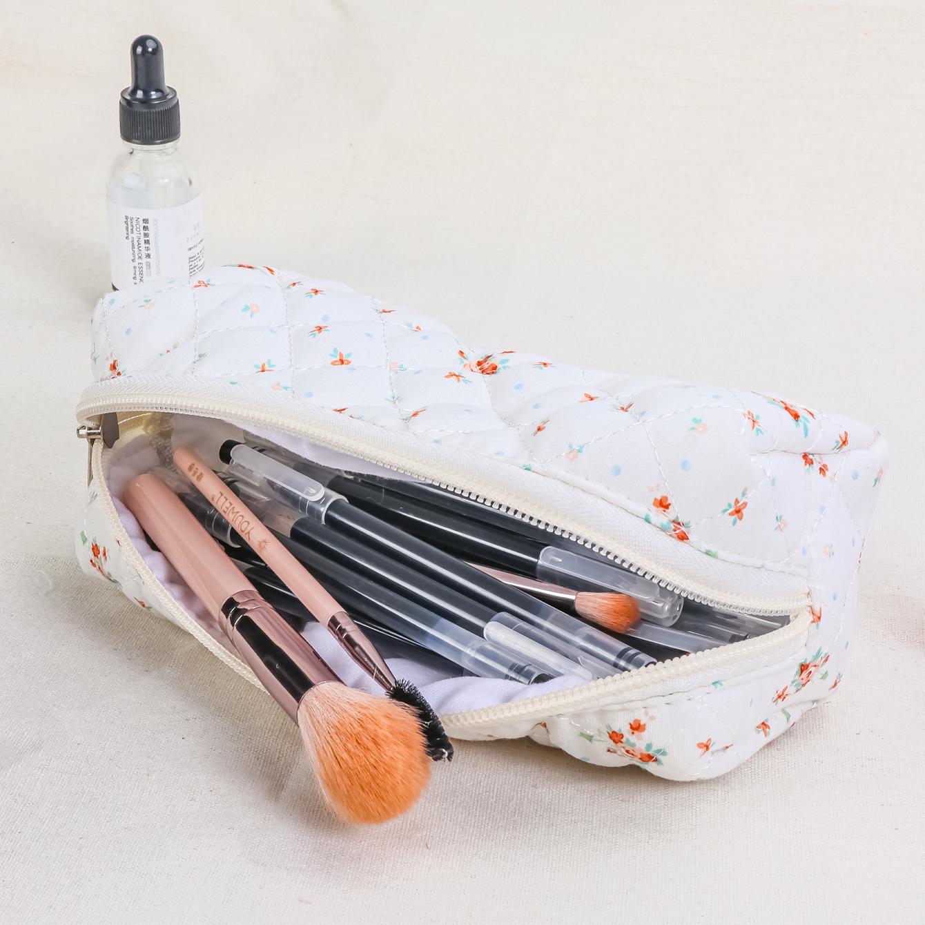 Стеганая косметичка в цветочную клетку — портативная, симпатичная, вместительная для женщин