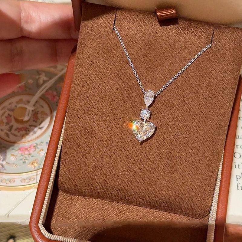 "Elegant Pearl & Zircon Clavicle Necklace – Versatile, Sweet, and Fresh"