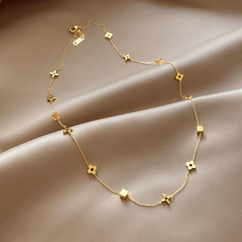 

Неувядающая легкая роскошная четырехлистная клеверная подвеска с цветным цирконием для женщин, новая высококлассная цепочка Sense Of The Collarbone