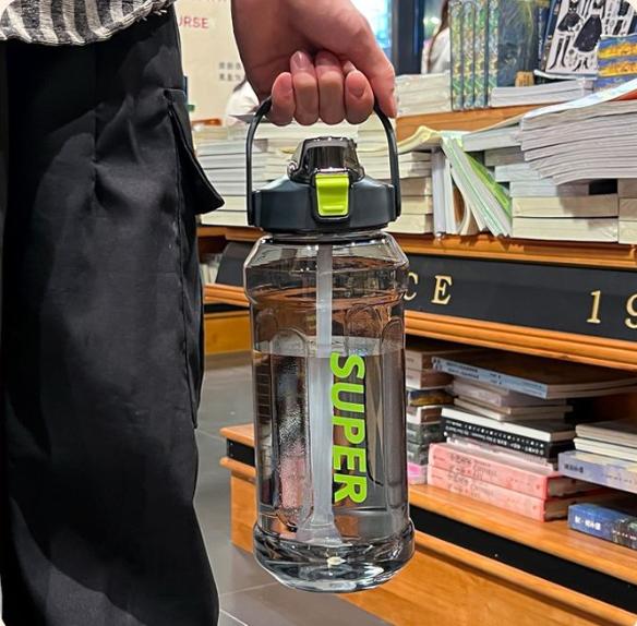 Outdoor-Sportarten Drücken zum Aufklappen Tragbarer Wasserbecher 550ml