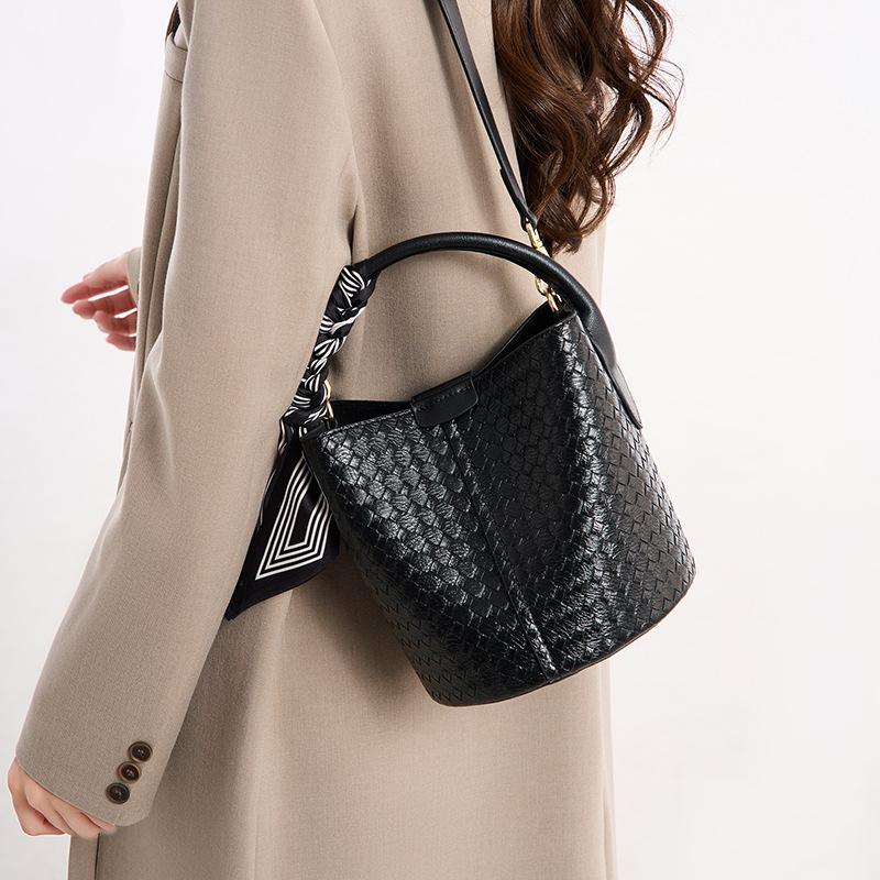 Premium Woven Bucket Bag Women'S Autumn And Winter Retro Versatile Shoulder Bag Commuter Messenger Bag