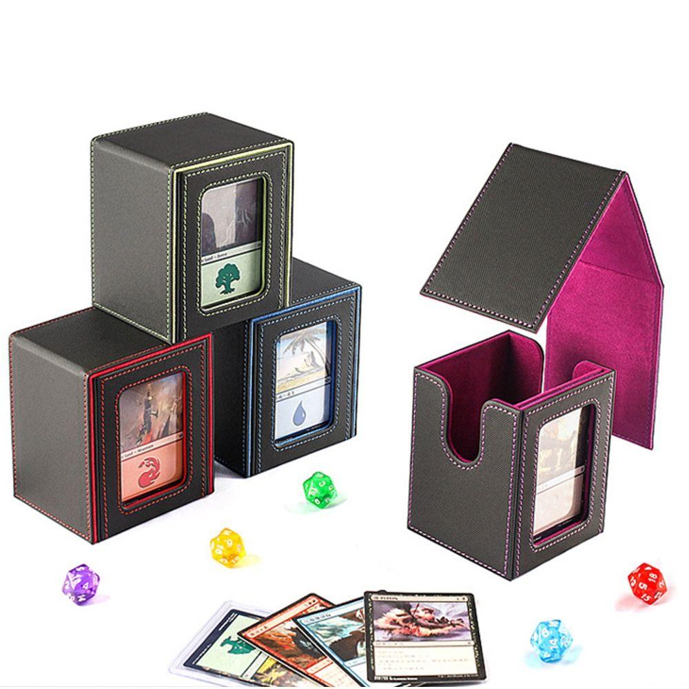 

Вмещает 100 карточек с двойными рукавами, коробку для колоды карт, 1 устройство для хранения торговых карточек с верхней загрузкой для дисплея Commander