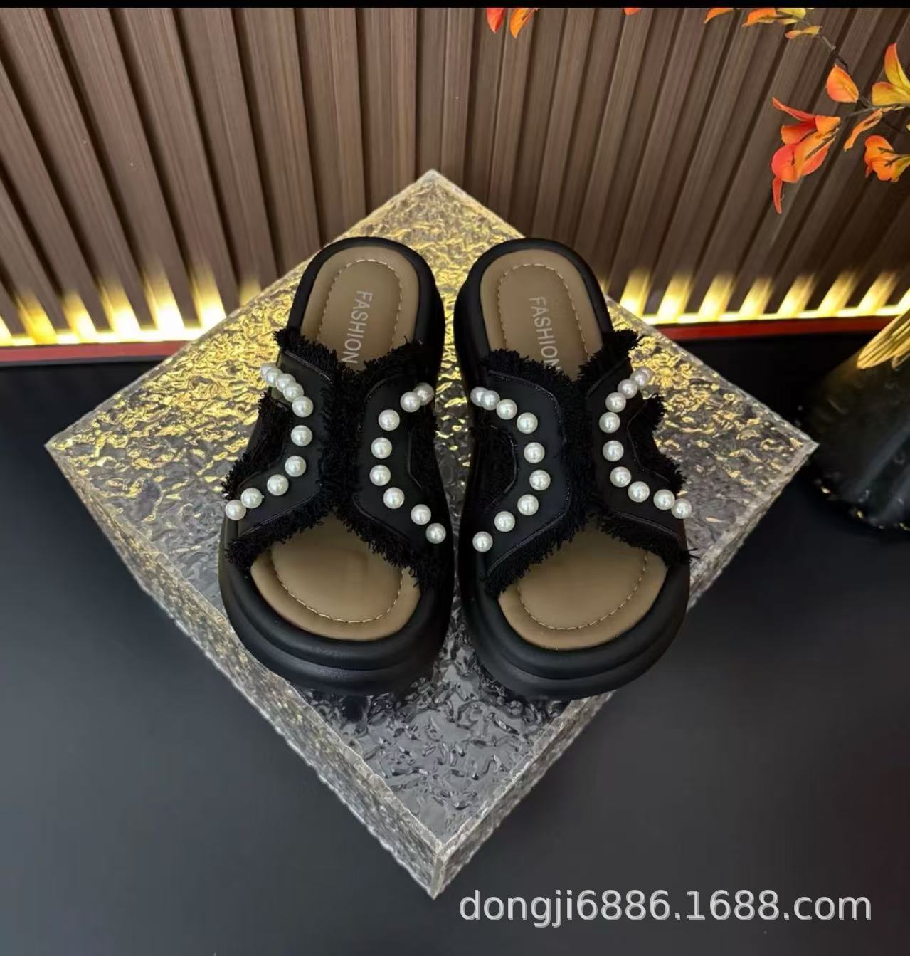 

ins модные наружные тапочки женские летние 2025 новые маленькие ароматные стильные жемчужные женские пляжные сандалии seaside fairy 40 чёрный