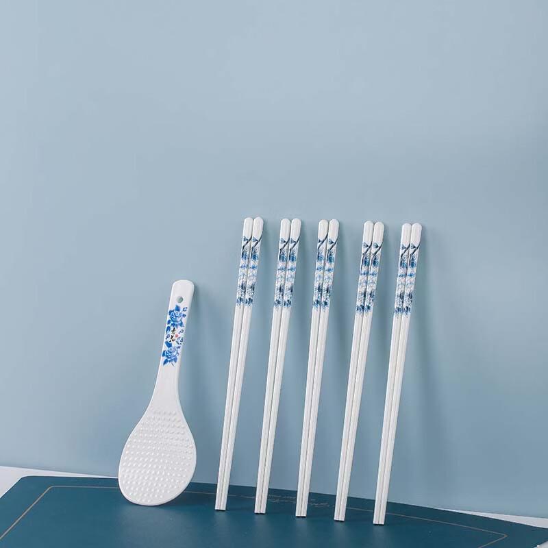 Zestaw ceramicznych pałeczek do jedzenia z inkrustacją z jadeitu i złota