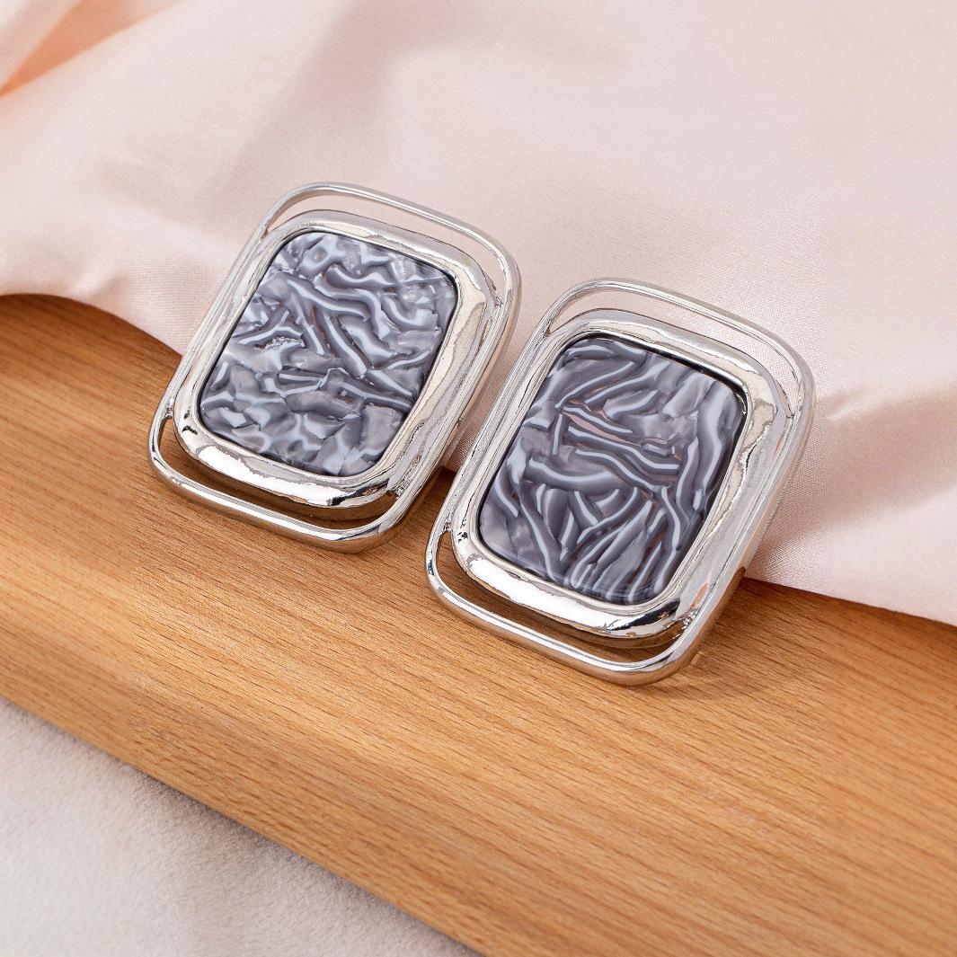 

Простые большие квадратные серьги серый