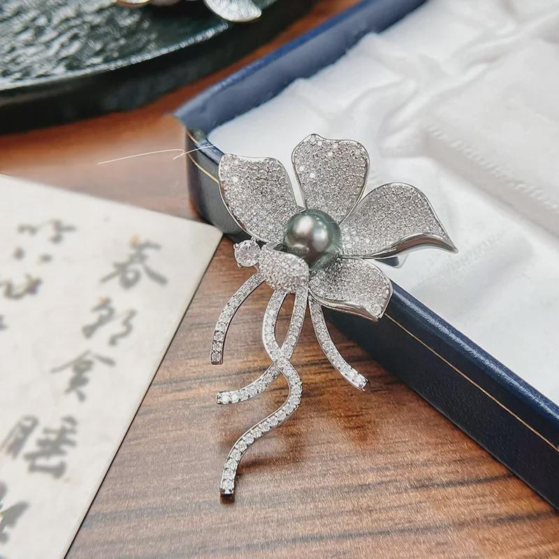Exquisite Luxury Copper Gold-Plated Zircon Pearl Flower Brooch for Women.