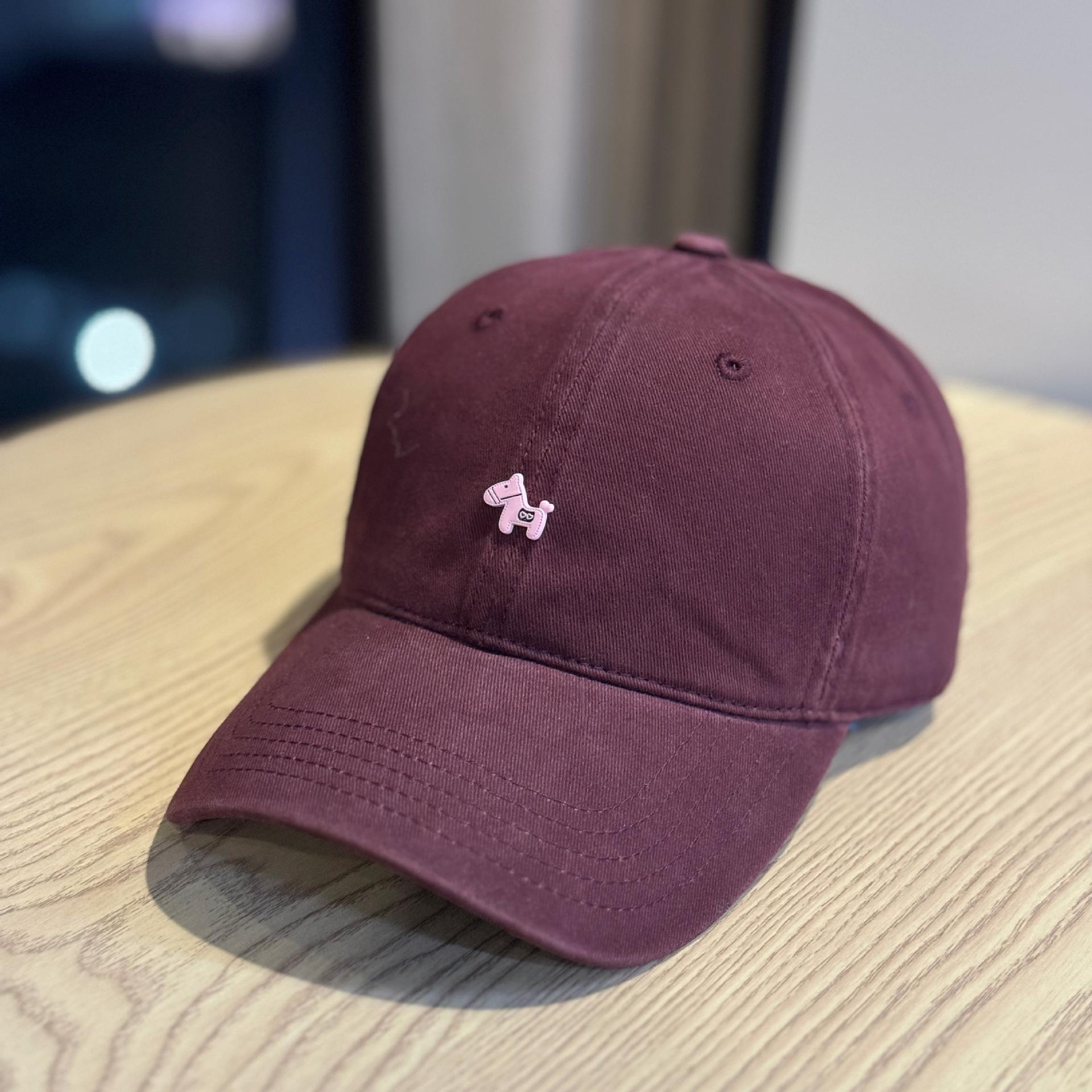 

2026New soft-top baseball cap for women, spring sun protection, wide brim, makes the face look smaller, suitable for large head sizes Adult54-60Adjustable вина червоного кольору