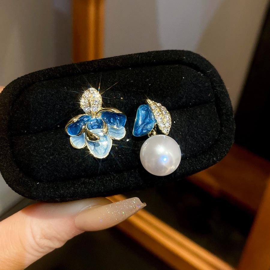 Elegant French Retro Floral Pearl Earrings - Geometric, Versatile, High-End Design for Women