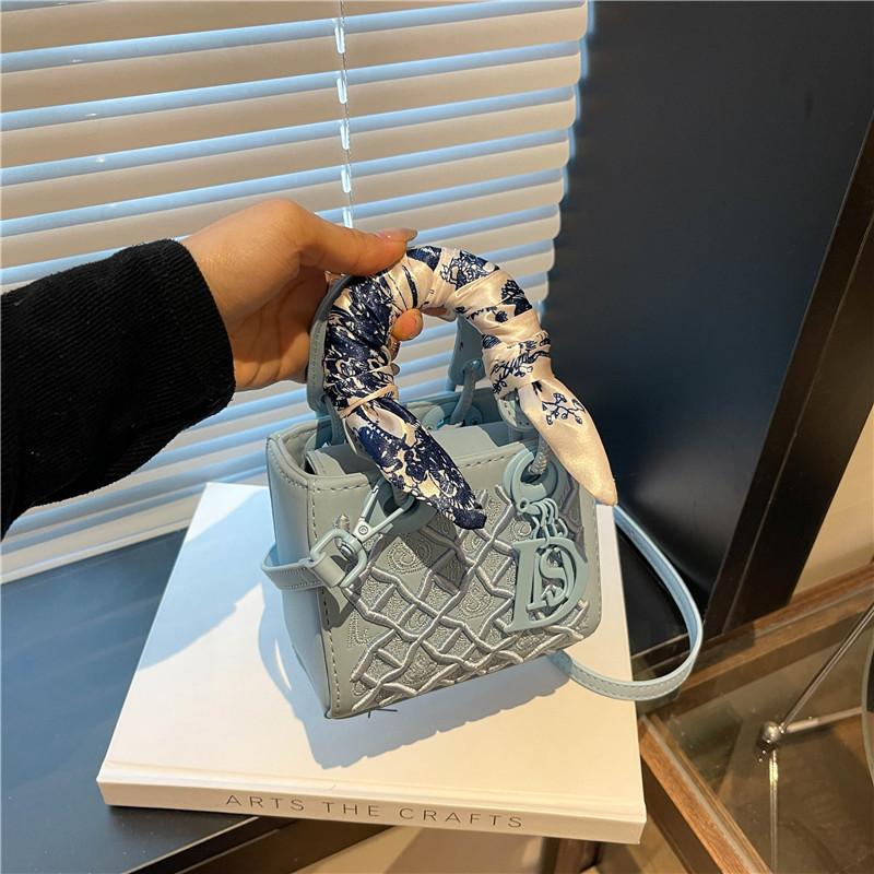 

Women s bag 2025 new heavy industry embroidery mini Princess Diana bag high-end fashion versatile silk scarf handbag 12*8*12 світло-синій колір