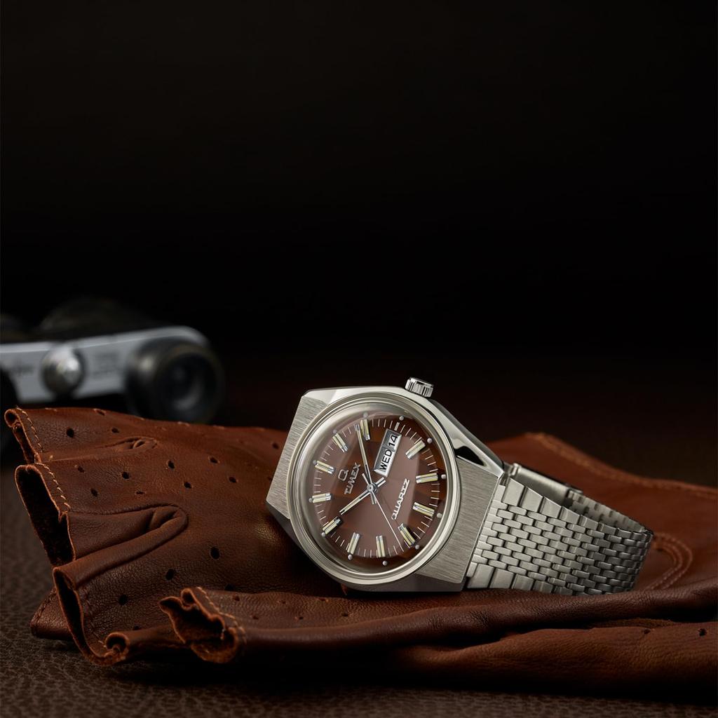 TIMEX QTIMEX Saat Kuvars 5 ATM Suya Dayanıklı Plastik Kahverengi Kadran TW2W62400 Unisex