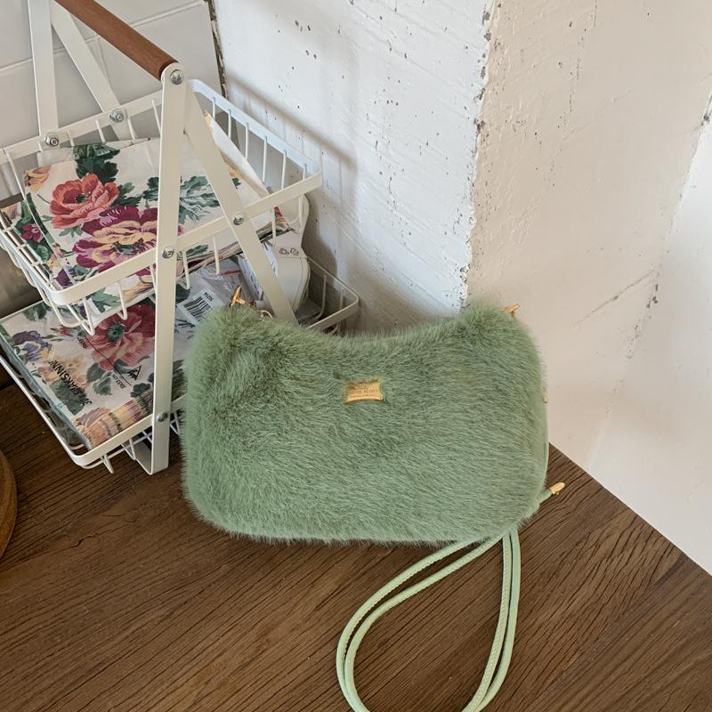 Cute plush handbag women's 2025 winter popular new fashion versatile Internet celebrity super fire shoulder messenger bag